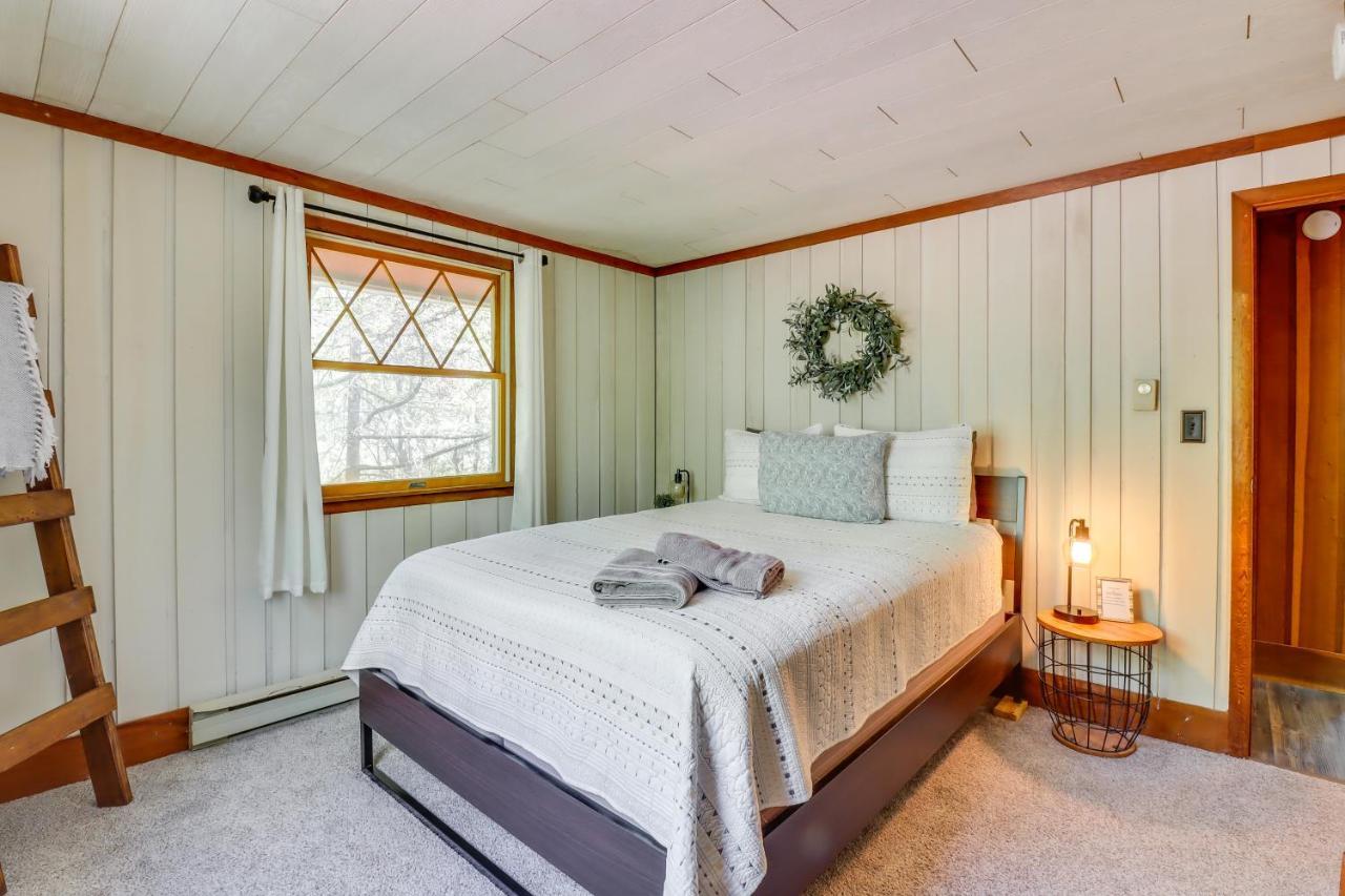 Lakefront Poconos Vacation Rental With Swim Dock! Long Pond Exteriör bild