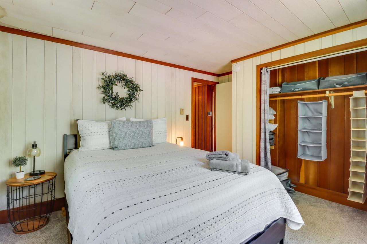 Lakefront Poconos Vacation Rental With Swim Dock! Long Pond Exteriör bild